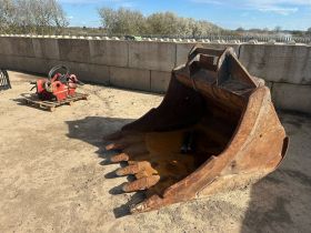 Image of a used Lehnhoff SQ 80V LSC Quick Hitch With Digging Bucket
