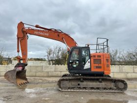 Image of a used Hitachi ZX225USLC-6