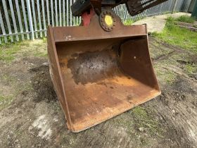 Image of a used UM 6ft Hydraulic Tilt Bucket